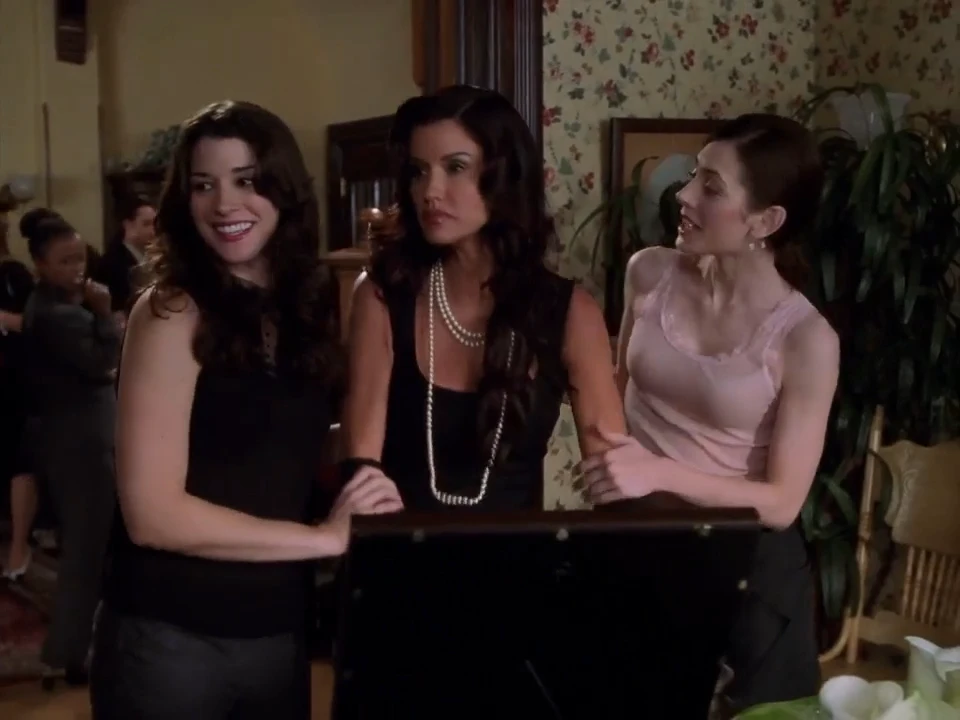 Зачарованные смерть прю холливелл. Похороны прю. Шеннен доэрти в зачарованных в платье. Шеннен доэрти gif. Зачарованные прю холливелл.