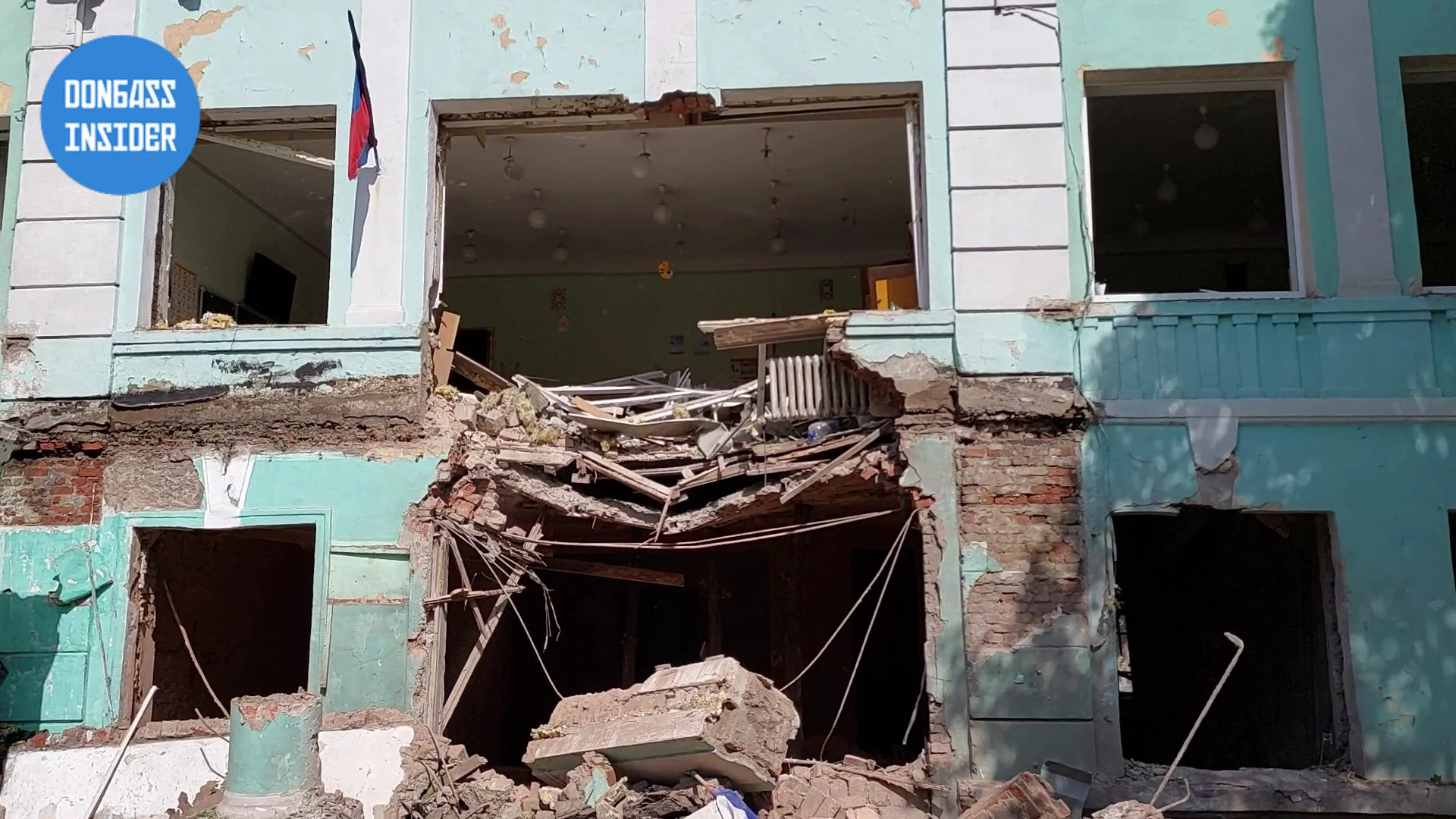 L’armée ukrainienne bombarde l’école n°22 en plein centre de Donetsk – 30 mai 2022